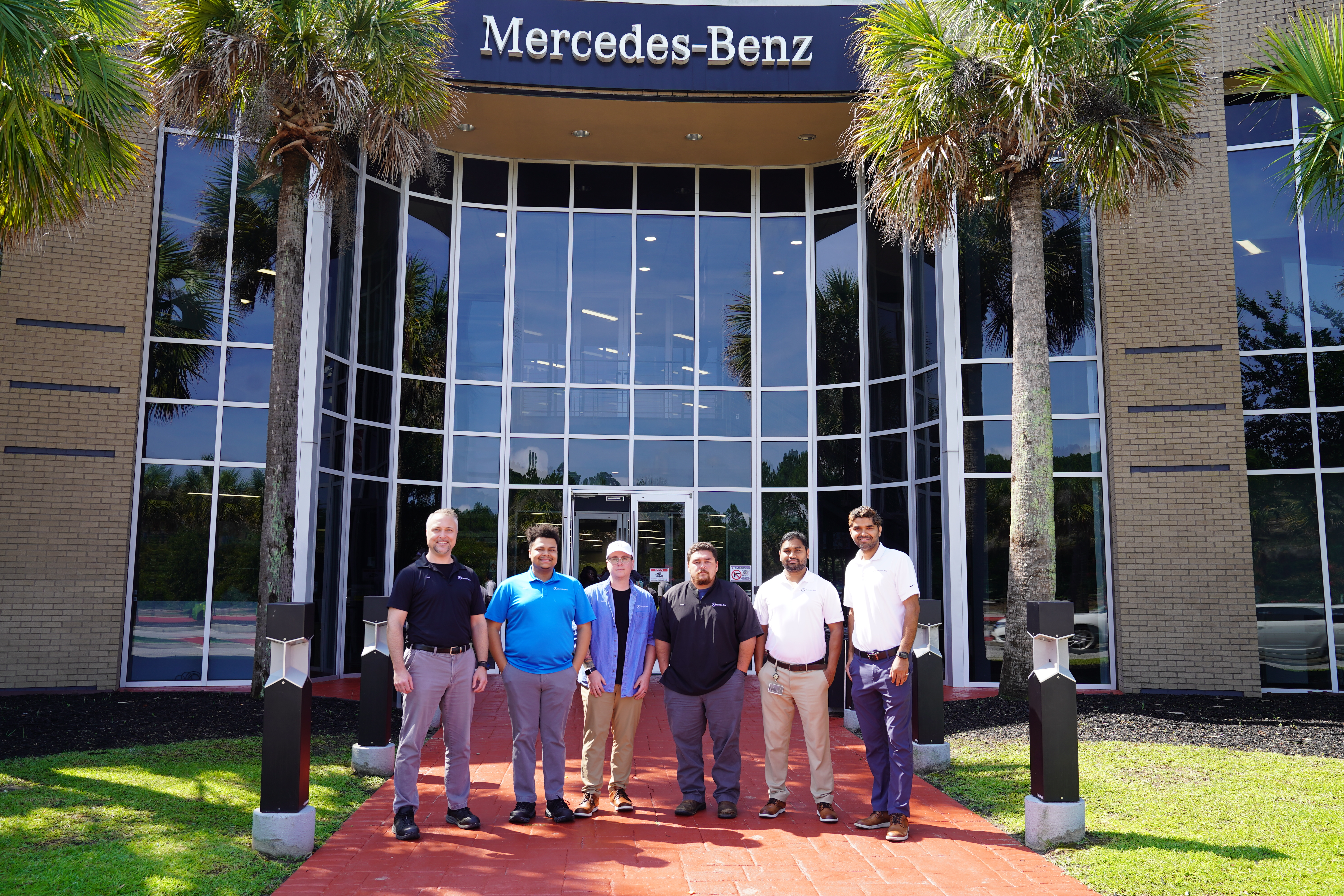The VI.OS team in front of Mercedes-Benz Vans